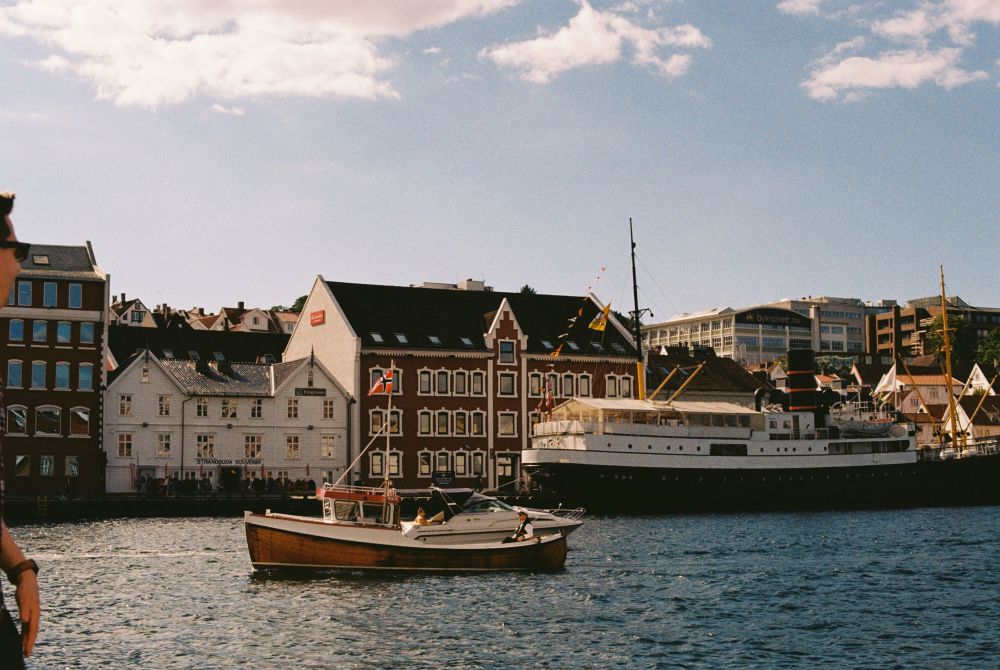 Bærekraftige løsninger mot begroing under vann for båt og havbruk